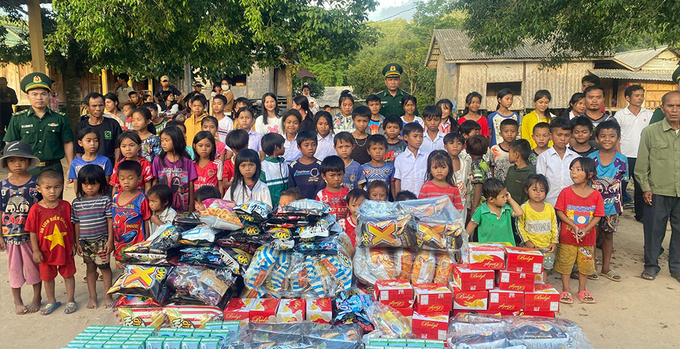 Biểu tượng tai nghe và người hỗ trợ, tượng trưng cho dịch vụ chăm sóc khách hàng 24/7 của 789bet app